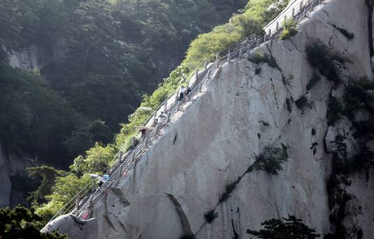 苍龙岭（华山著名险道之一）