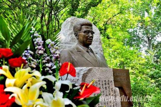 乔伟（著名法学家、首任山东大学法律系主任）