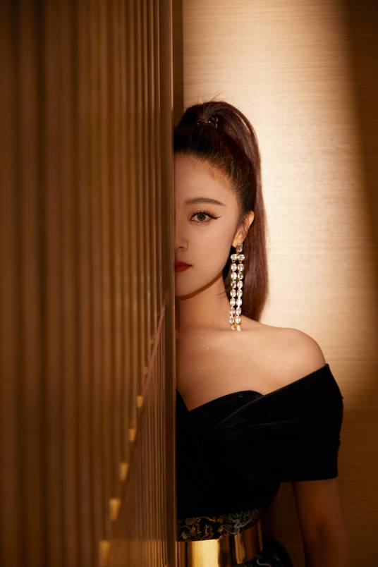 王小玮（中国内地女歌手、青年双排键演奏家、国家一级演奏员、玖月音乐教育创始人）