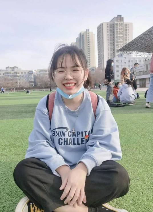 郑月（新疆大学学生）