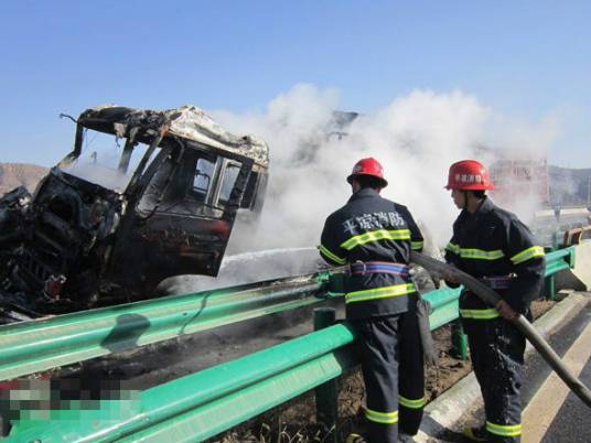 12·23甘肃平凉车祸