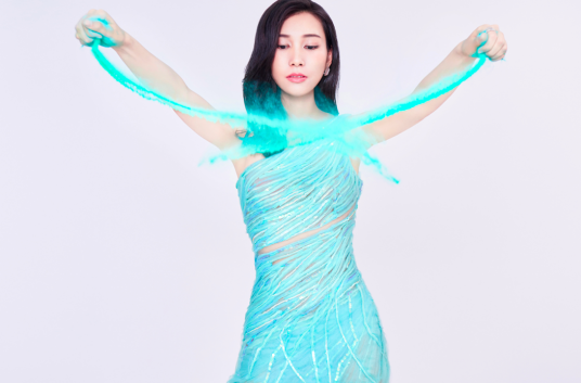 露莎（国际沙画艺术家、当代艺术家）