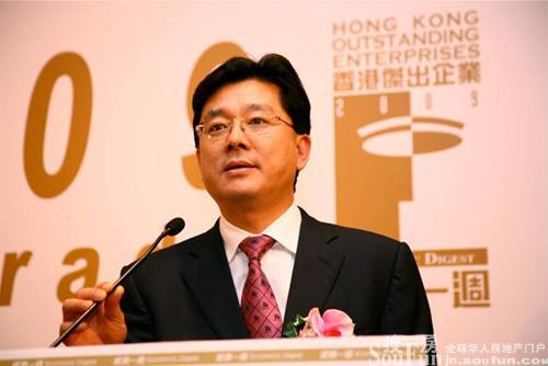 郝建民（岁宝百货董事会联席主席兼执行董事）