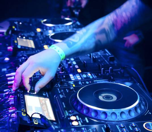 YOK（乌兹别克Akbar组合演唱歌曲）