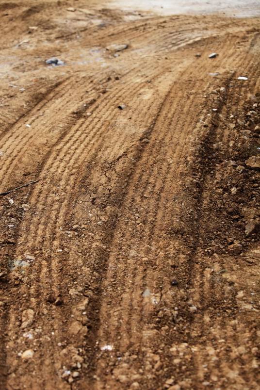 车辙（车轮的压痕）