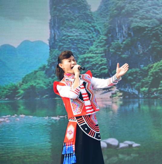 王爱华（中国内地著名原生态女歌唱家，国家二级演员）