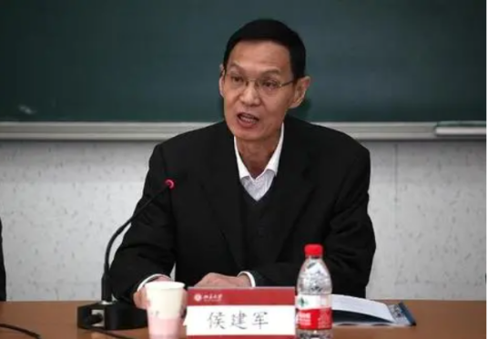 侯建军（北京大学继续教育部部长）