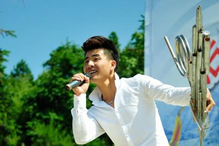 杨宝（出生于中国黔东南自治州的男歌手）