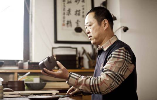 华健（中国工艺美术大师，江苏省陶瓷艺术大师）