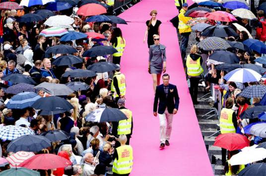 天桥（时装表演时模特们走的伸展台）