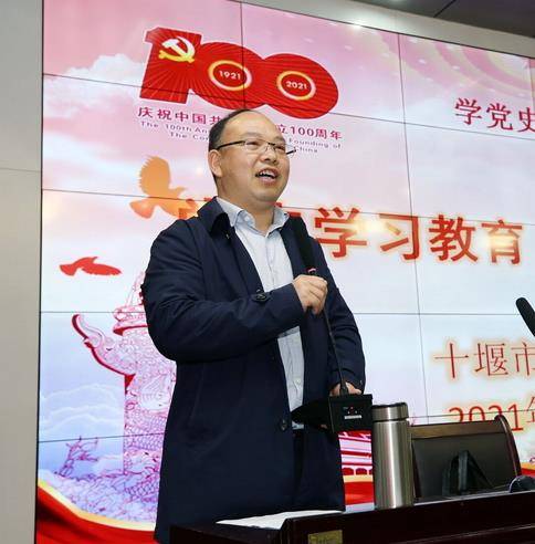 康伟（十堰市委党校教授）