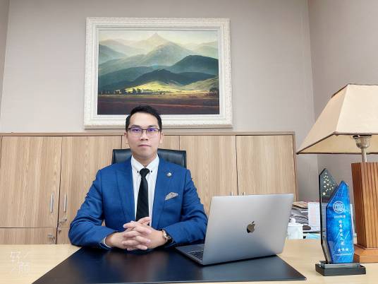 黄伟麟（律师）