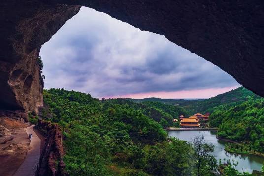 大别山石窟风景区