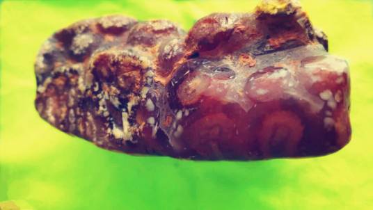 琥珀蜜蜡（不透明的琥珀）