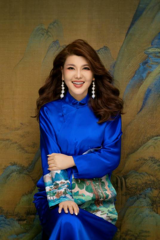 乌兰图雅（中国内地蒙古族青年女歌唱演员、国家二级演员）