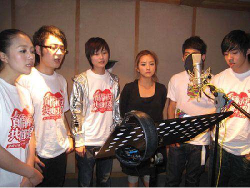 我们中国人（李宇春、何洁演唱的歌曲）