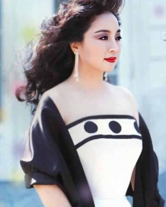 徐小凤（中国香港流行乐女歌手、演员）
