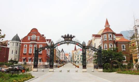 彭州白鹿中法风情小镇旅游景区