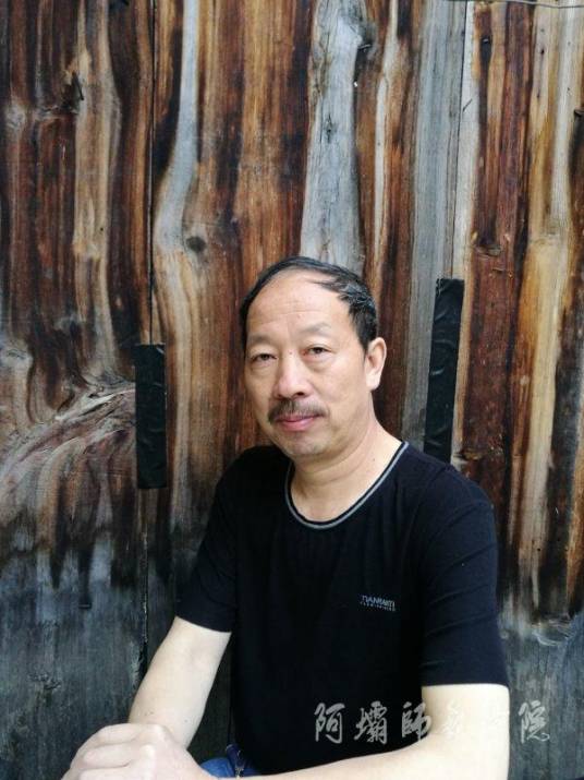 何光伟（阿坝师范学院美术系教师）