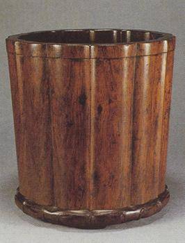 黄花梨瓣式笔筒