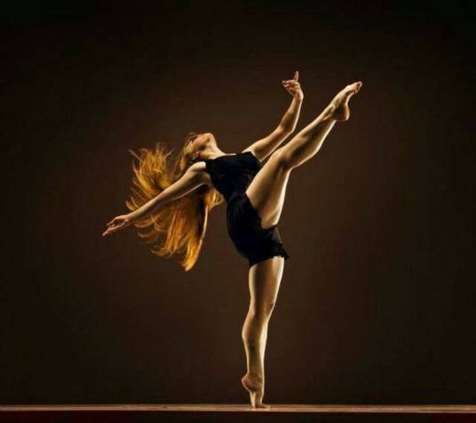 三步舞（华尔兹舞蹈的一种）