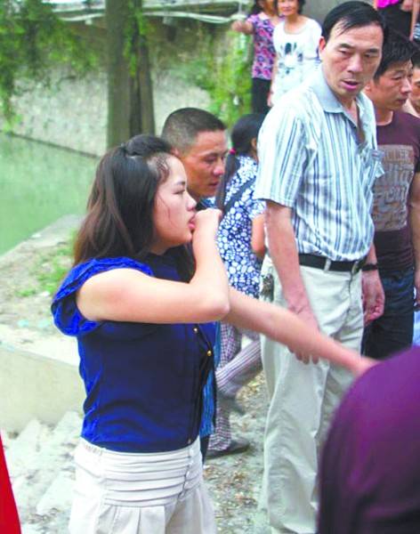 蓝衣女孩（救援溺水老人的女护士）